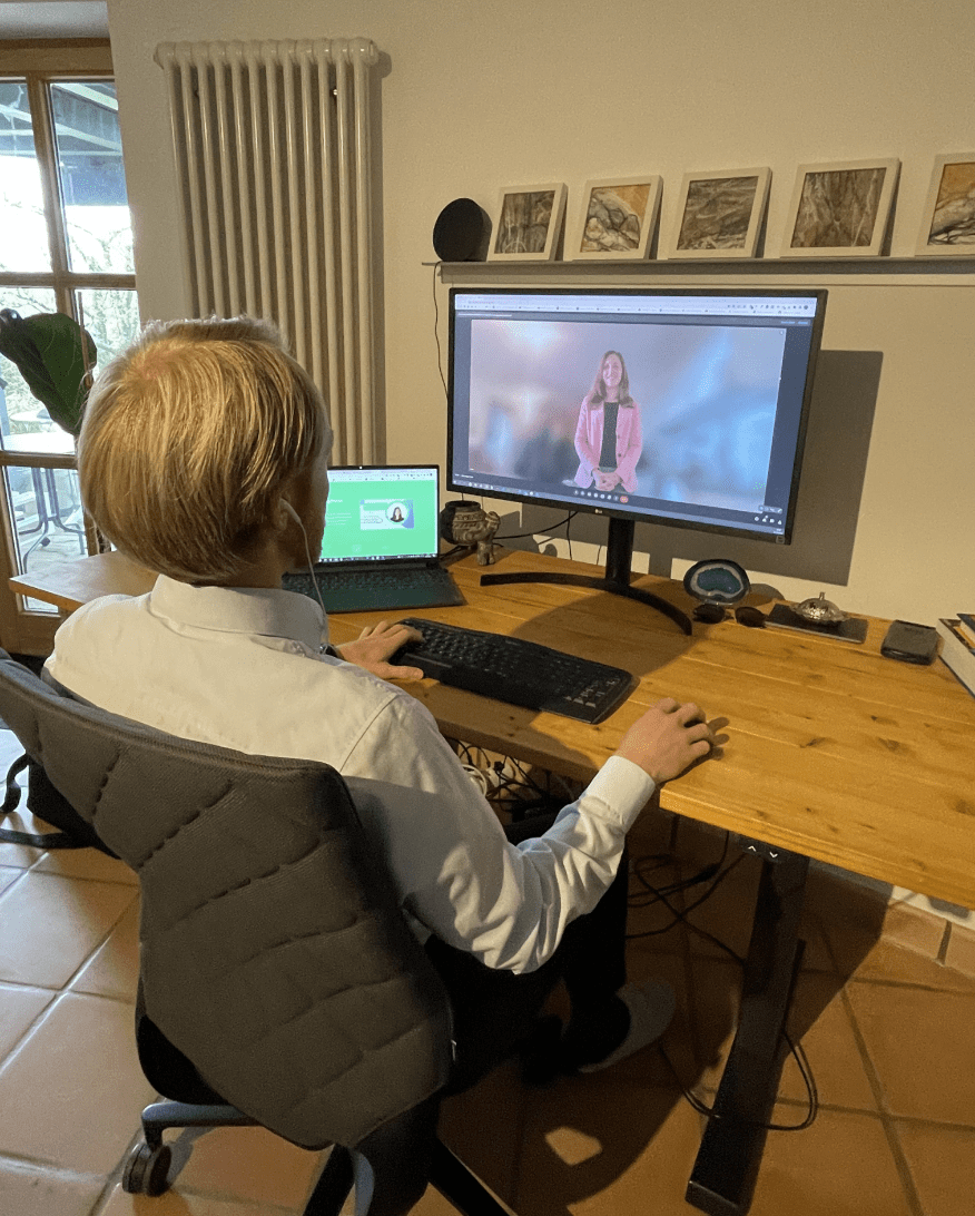 A student haveing a video lesson in the beginner course of the German Academy Zurich.